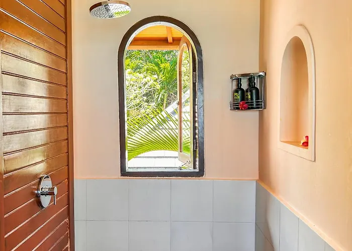 Talia Vashti - Oceanfront With Private Sea Access, Pool & Cook Villa Candidasa