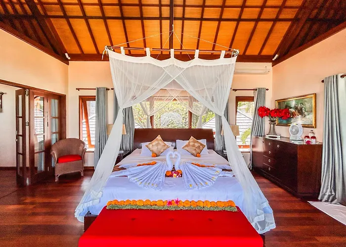 Talia Vashti - Oceanfront With Private Sea Access, Pool & Cook *
