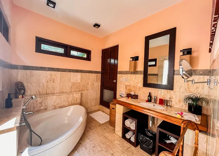 Talia Vashti - Oceanfront With Private Sea Access, Pool & Cook Villa *
