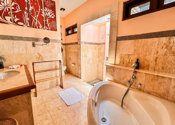 Talia Vashti - Oceanfront With Private Sea Access, Pool & Cook Villa Candidasa