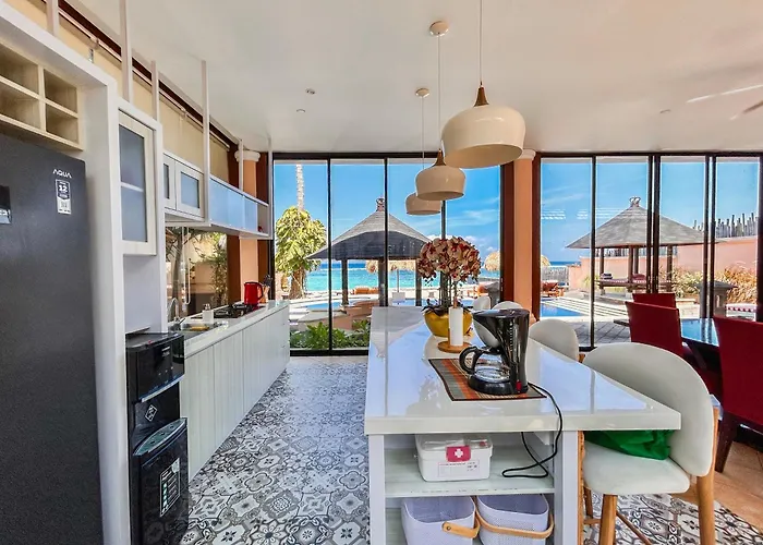 Talia Vashti - Oceanfront With Private Sea Access, Pool & Cook Villa Candidasa